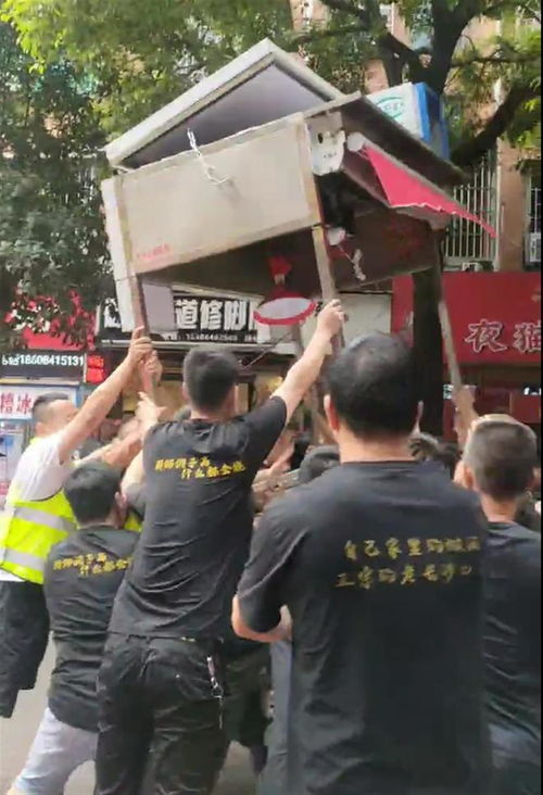 当地回应身穿巡逻马甲人员掀翻摊位