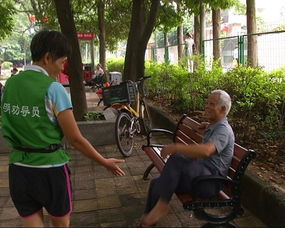 农行工作人员热心劝导老人休息，彰显服务温情